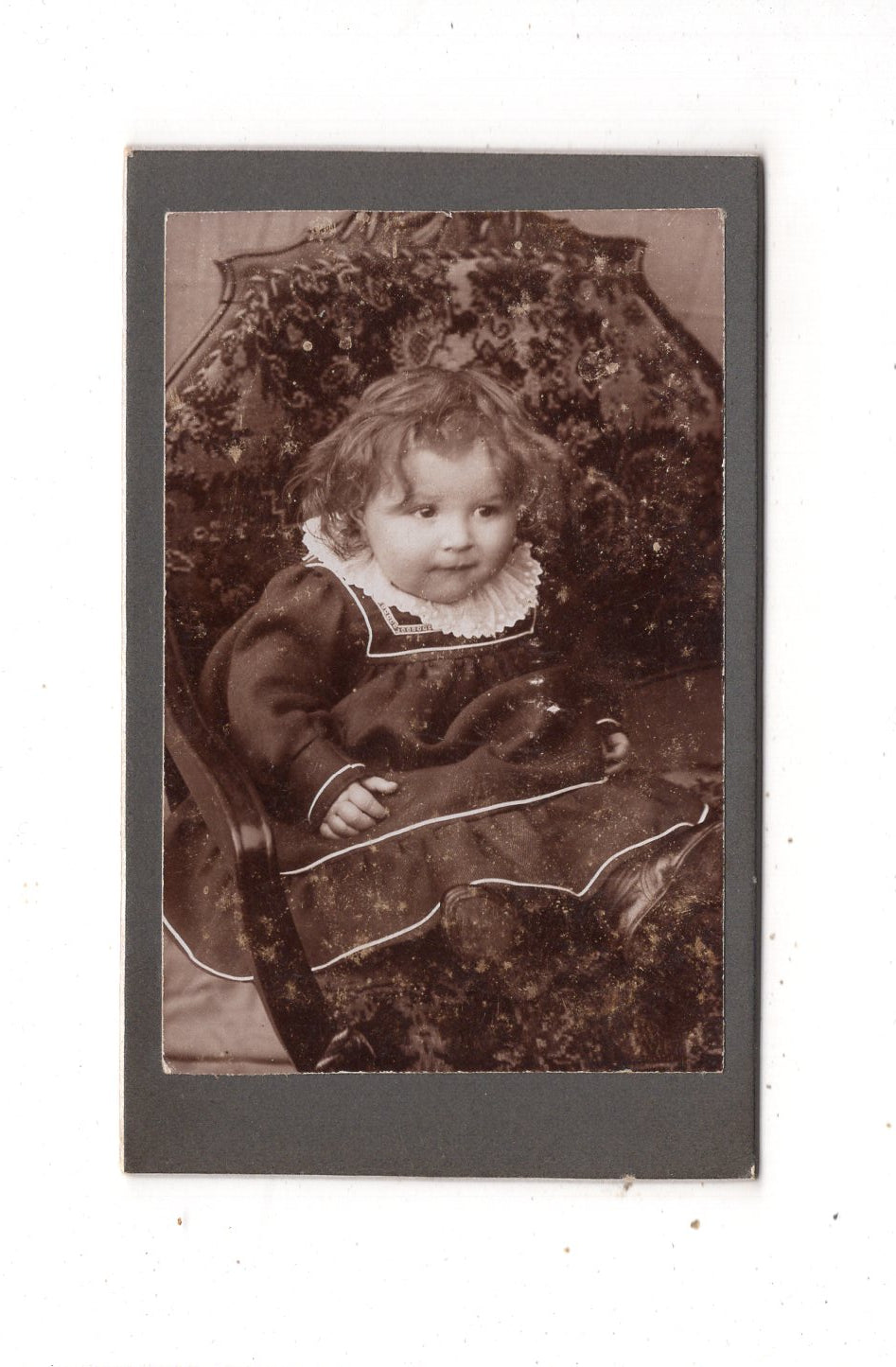 Fotografie Niedliches kleines Kind - unbekannter Ort 1900er