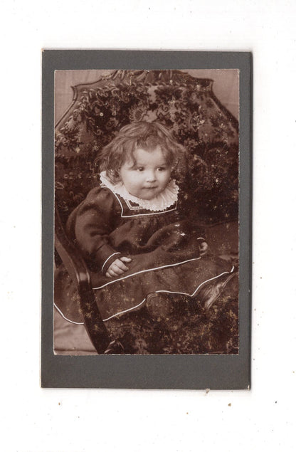 Fotografie Niedliches kleines Kind - unbekannter Ort 1900er