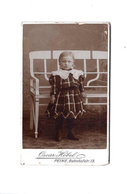 Fotografie Niedliches kleines Mädchen - Peine um 1900