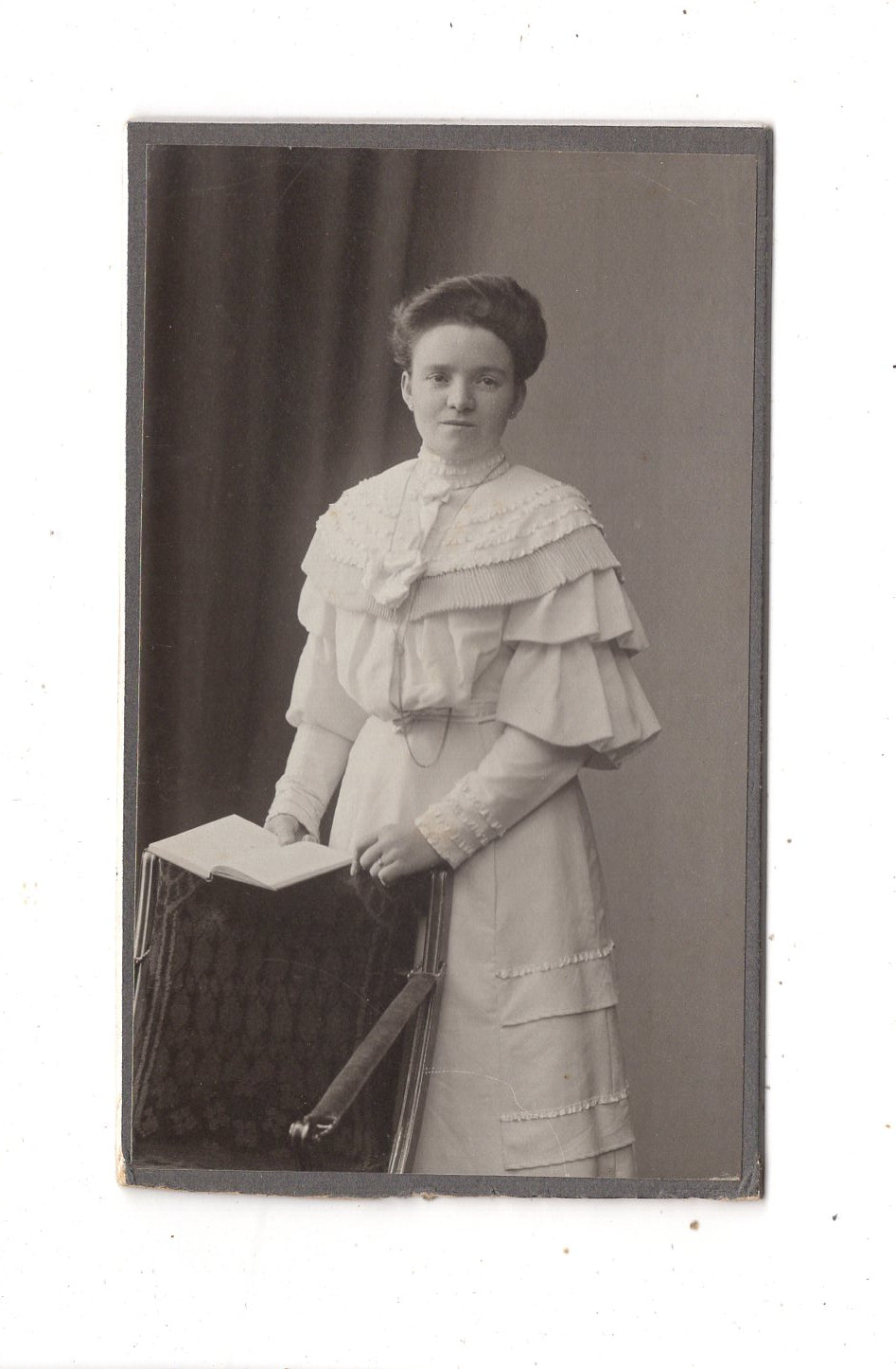 Fotografie Feine Dame mit Widmung - unbekannter Ort 1900er