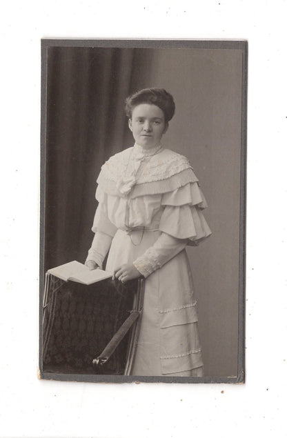 Fotografie Feine Dame mit Widmung - unbekannter Ort 1900er