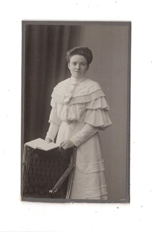 Fotografie Feine Dame mit Widmung - unbekannter Ort 1900er
