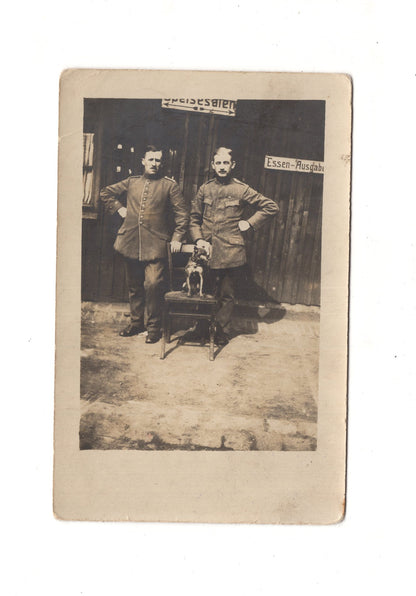 Ansichtskarte Soldaten / Soldatenportrait mit Hund vor der Essen-Ausgabe