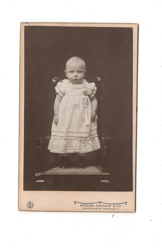 Fotografie Niedliches kleines Kind - Düsseldorf 1900er / CDV M1-31