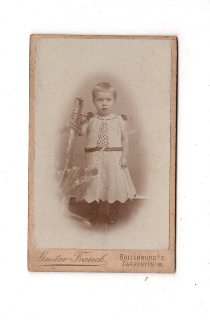 Fotografie Niedliches kleines Kind - Boizenburg & Zarrentin 1890er / CDV M1-31