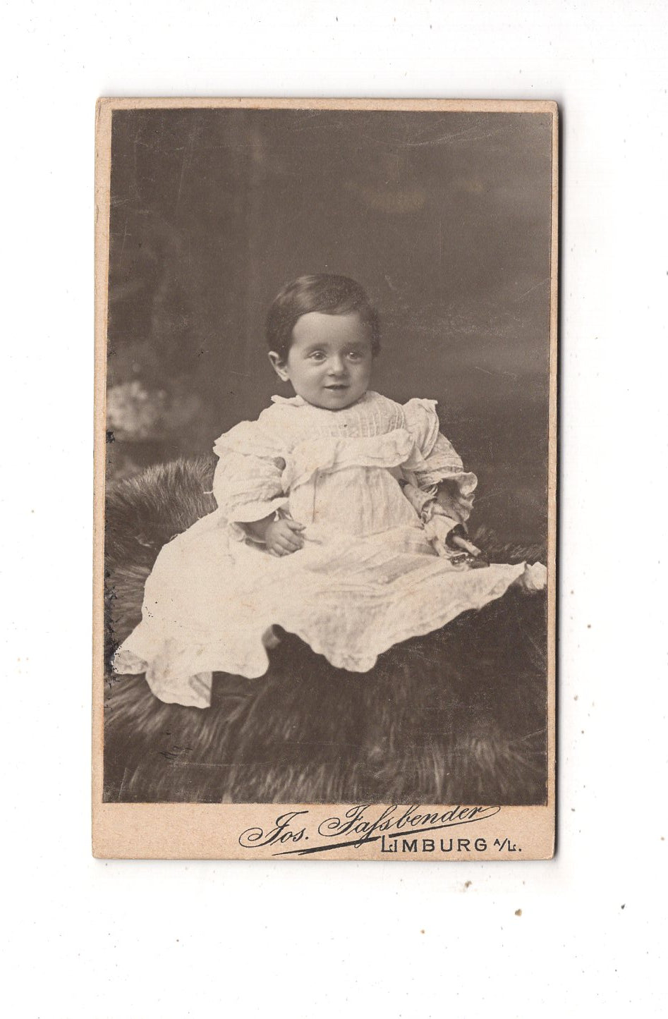 Fotografie Niedliches kleines Kind / benannt - Limburg an der Lahn um 1910