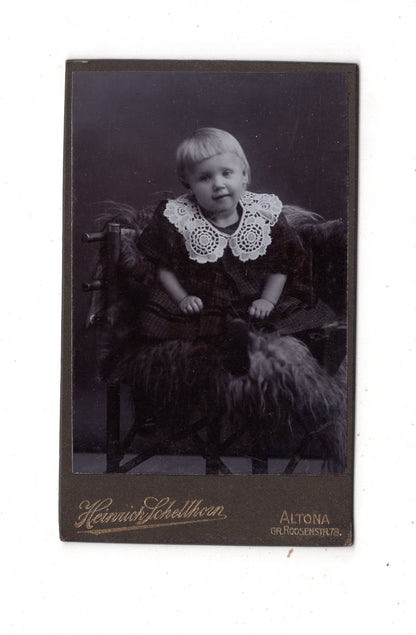 Fotografie Niedliches kleines Kind - Hamburg-Altona um 1910 / CDV M1-31