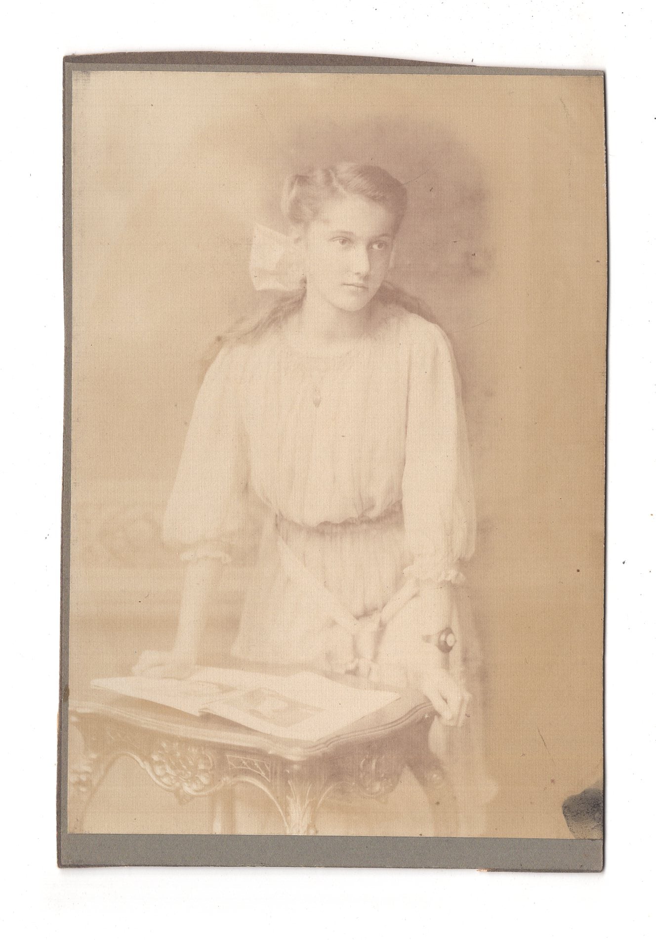 Fotografie Feines junges Mädchen - unbekannter Ort 1910er
