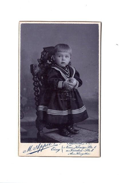 Fotografie Niedlicher kleiner Junge - Berlin 1907