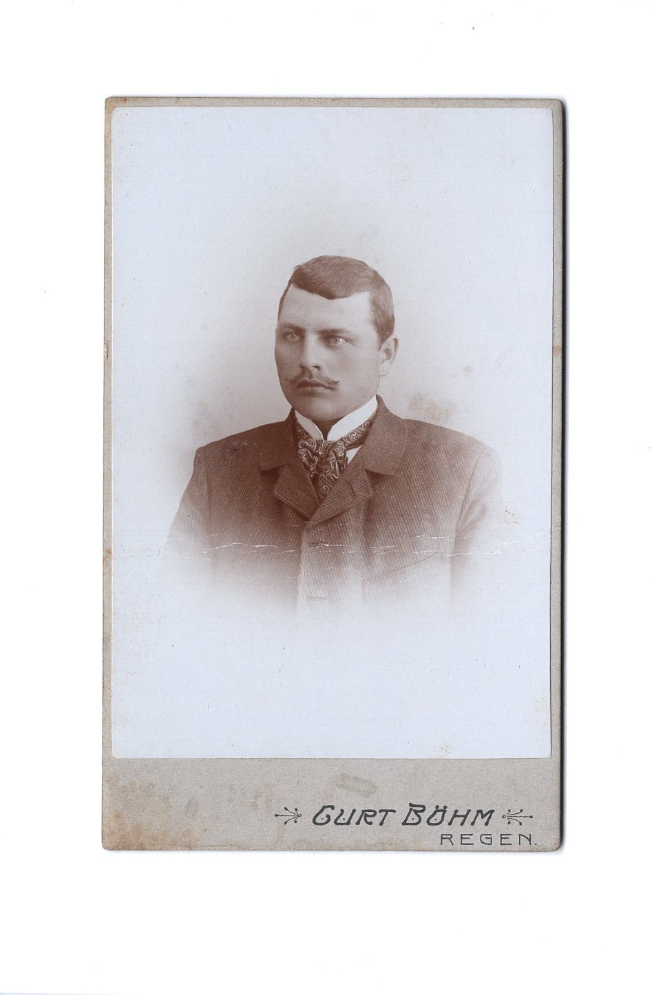 Fotografie Herrenportrait - Regen  um 1900