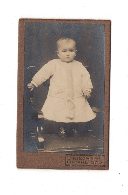 Fotografie Niedliches kleines Kind - Brand in Sachsen 1910er / CDV M1-31