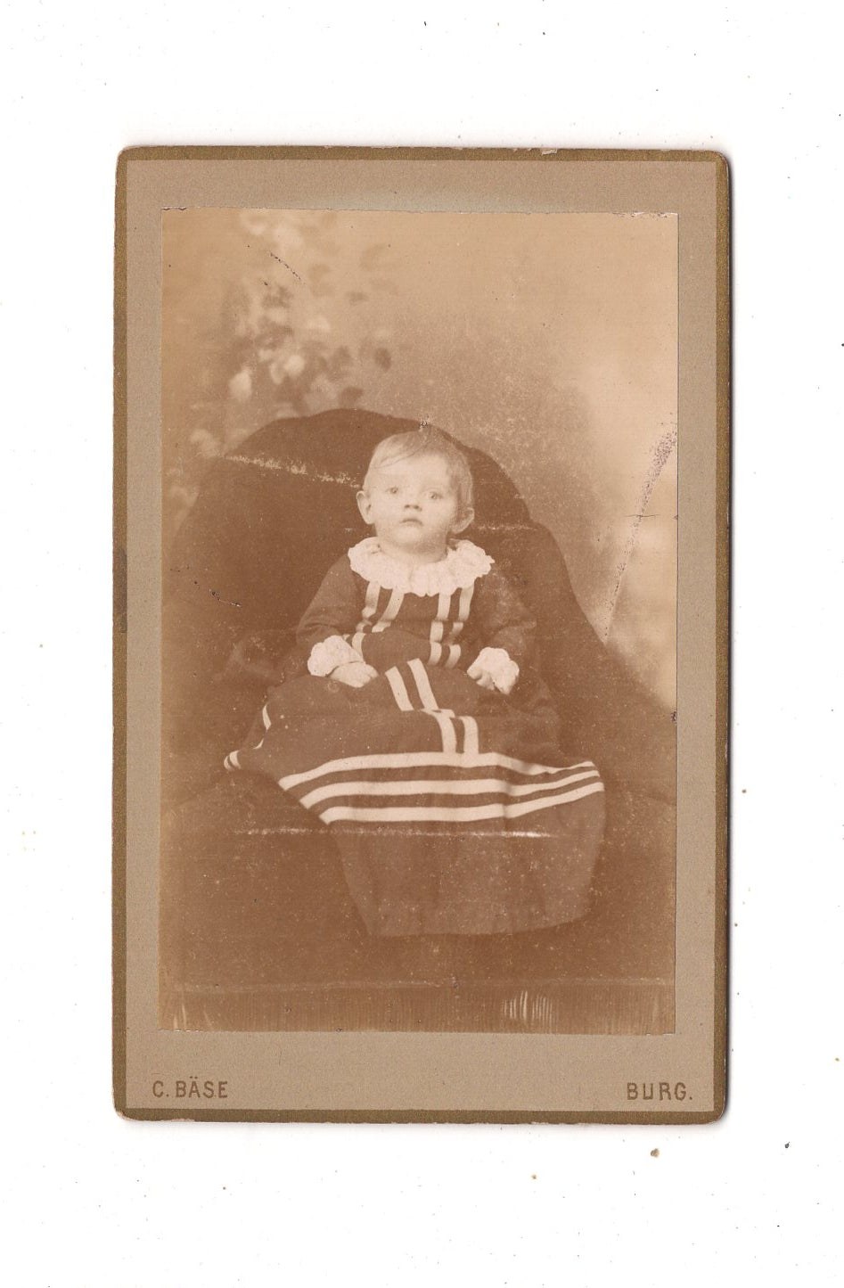 Fotografie Niedliches kleines Kind / benannt - Burg 1880er