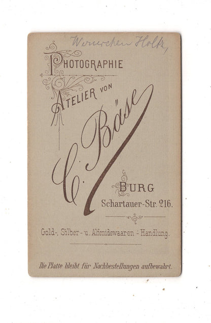 Fotografie Niedliches kleines Kind / benannt - Burg 1880er