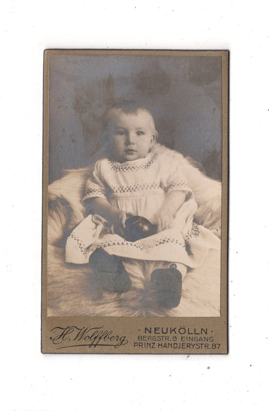 Fotografie Niedliches kleines Kind - Berlin-Neukölln 1910er