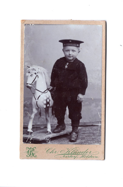 Fotografie Niedlicher kleiner Junge mit Schaukelpferd - Nortorf um 1900