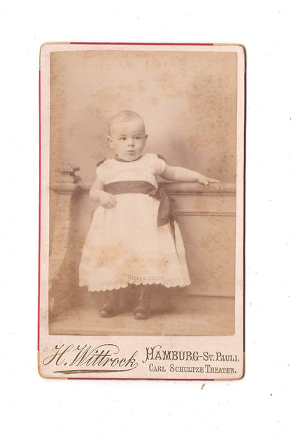 Fotografie Niedliches kleines Kind - Hamburg-St. Pauli um 1890 / CDV M1-32