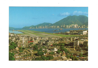 Ansichtskarte Plane making a landing in Kaitak / China