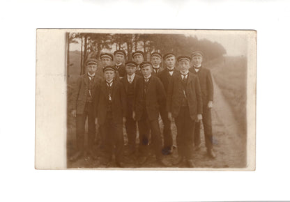Ansichtskarte / Foto Feine Jungen / Schüler