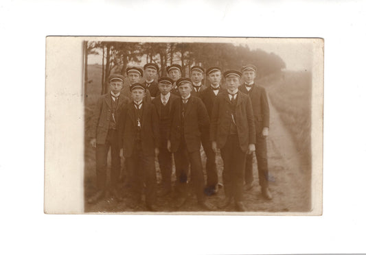 Ansichtskarte / Foto Feine Jungen / Schüler