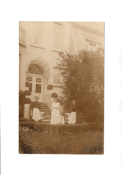 Ansichtskarte / Foto Dame mit Dienstmädchen vor dem Haus