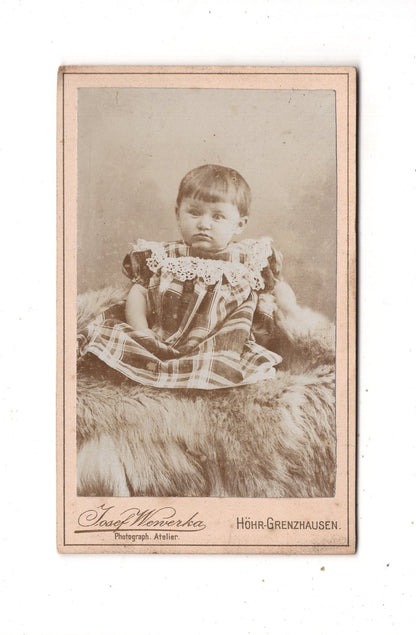 Fotografie Niedliches kleines Kind - Höhr-Grenzhausen 1890er