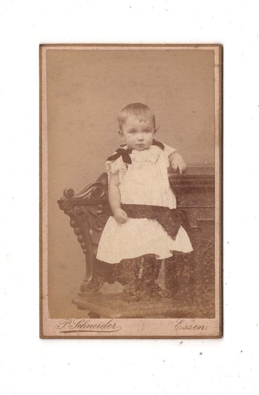 Fotografie Niedliches kleines Kind - Essen 1880er