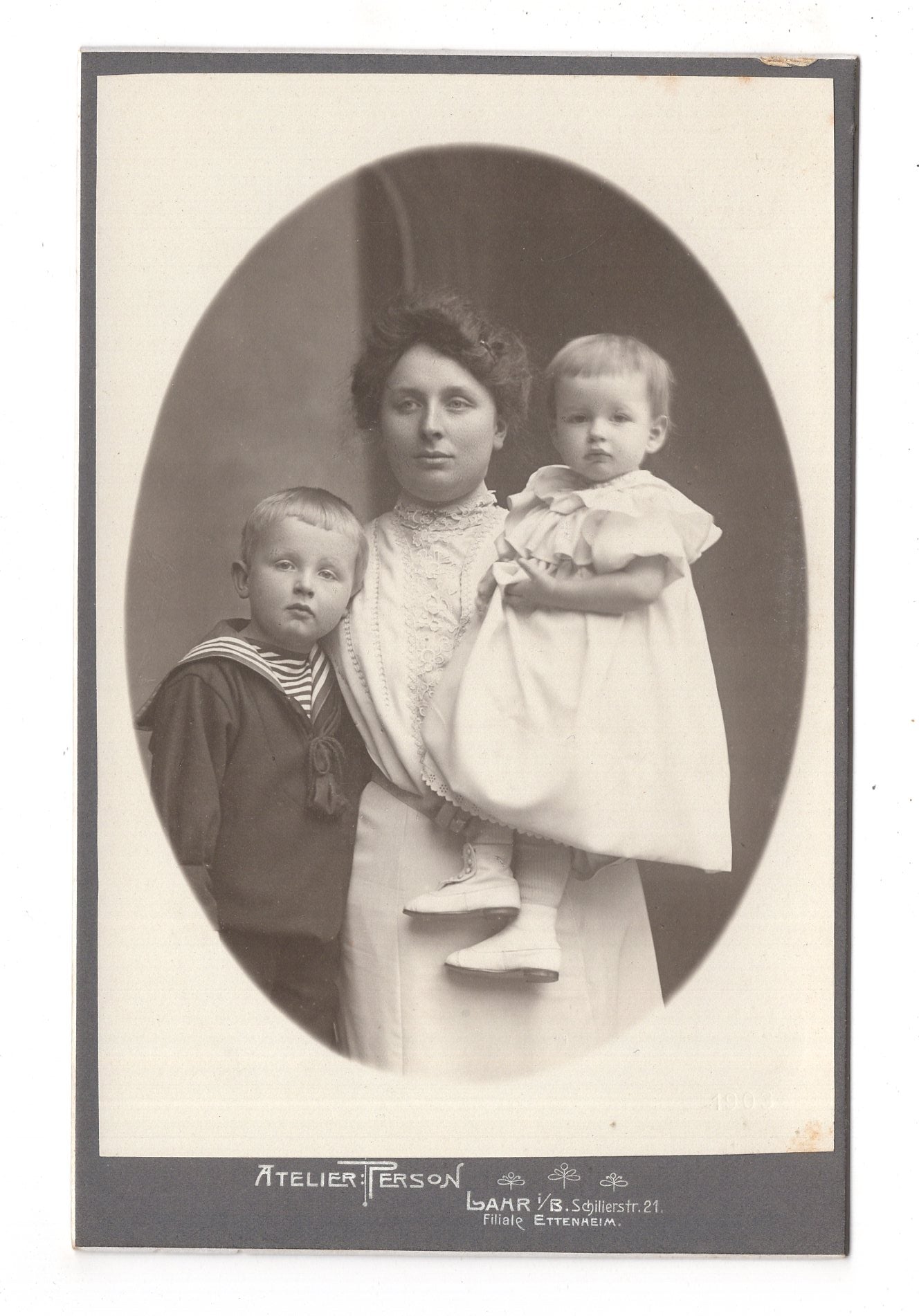 Fotografie Feine Dame mit kleinen Kindern - Lahr in Baden 1900er