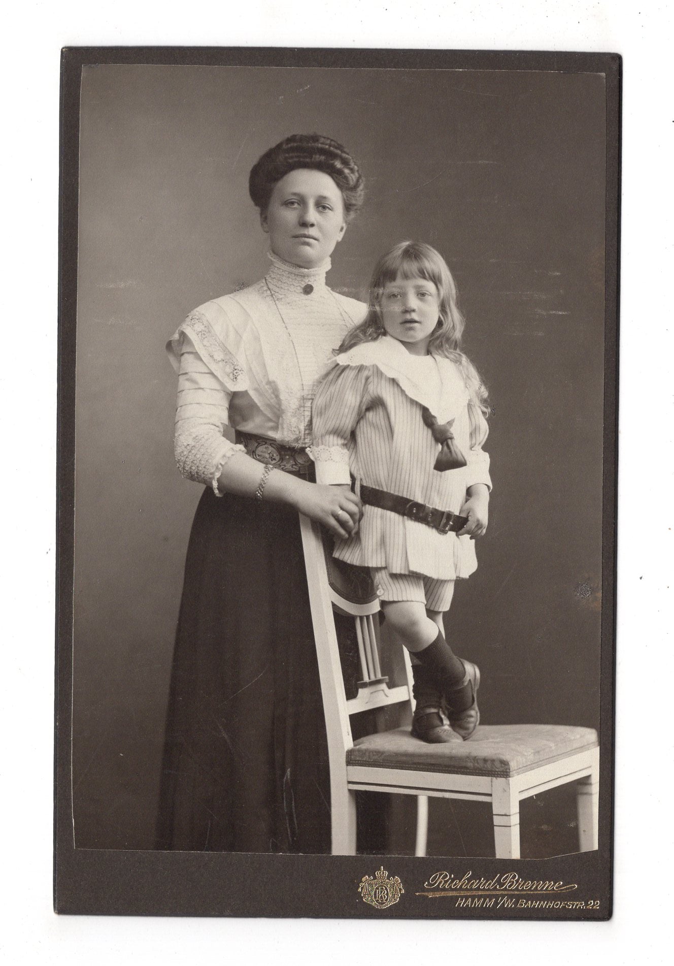 Fotografie Feine Dame mit kleinem Jungen - Hamm in Westfalen 1900er