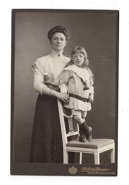 Fotografie Feine Dame mit kleinem Jungen - Hamm in Westfalen 1900er