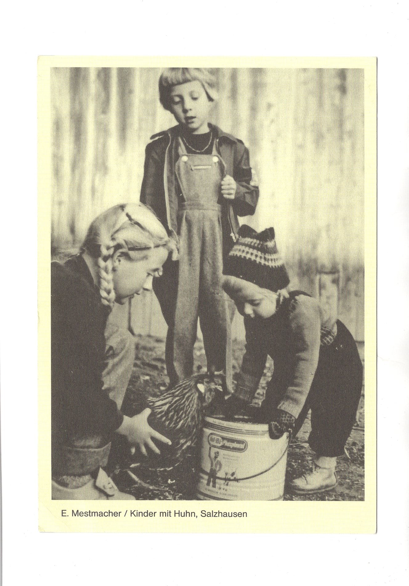 Ansichtskarte Freilichtmuseum Kiekeberg / Kinder mit Huhn / Salzhausen