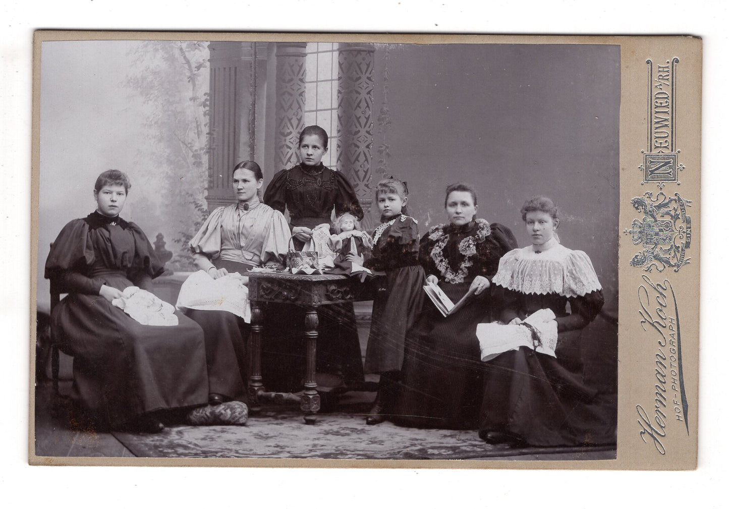 Fotografie Feine Damen bei der Handarbeit & Mädchen mit Puppe - Neuwied 1890er