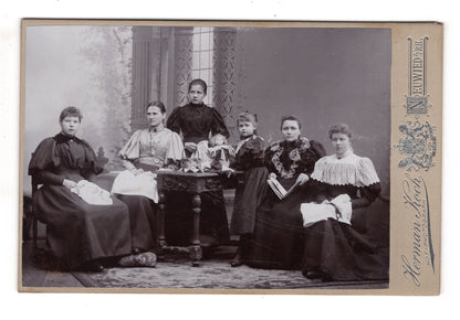 Fotografie Feine Damen bei der Handarbeit & Mädchen mit Puppe - Neuwied 1890er