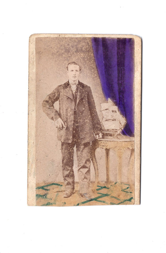 Fotografie Feiner Herr mit Modellschiff - Hamburg St. Pauli um 1870