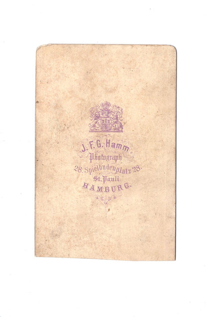 Fotografie Feiner Herr mit Modellschiff - Hamburg St. Pauli um 1870