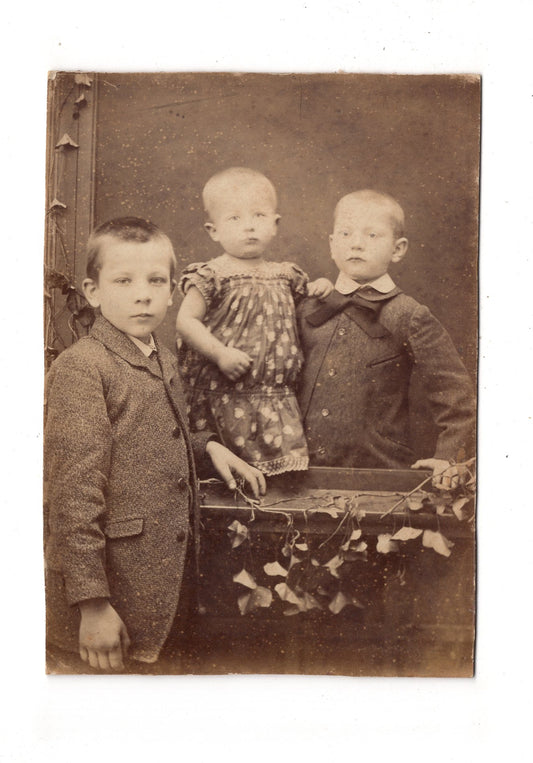 Fotografie Niedliche kleine Kinder - Osternburg bei Oldenburg 1870er / CAB U-31