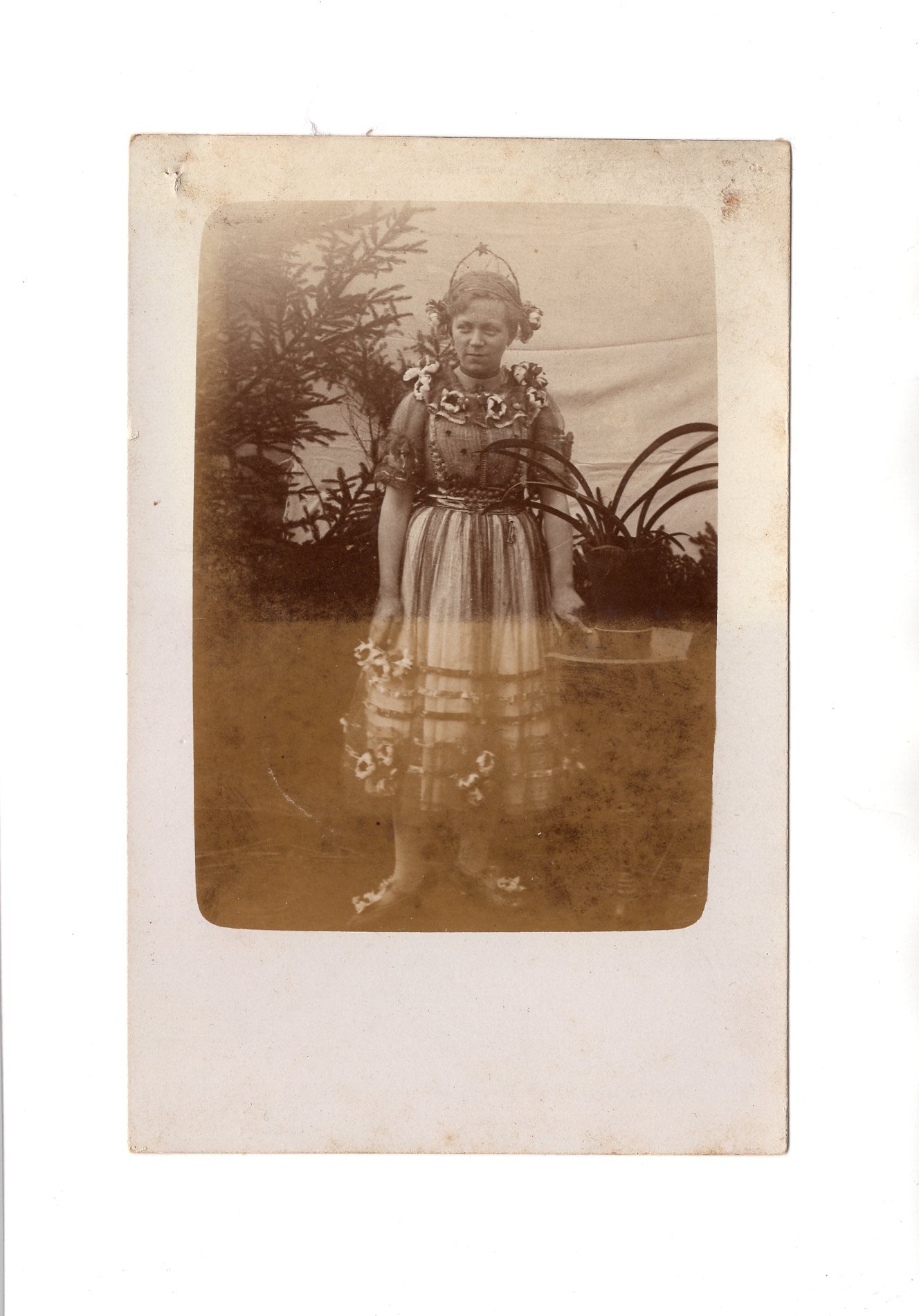 Ansichtskarte / Foto Junge Frau mit Blumen geschmückt