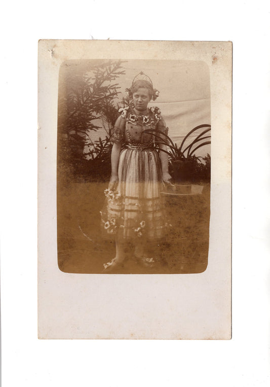 Ansichtskarte / Foto Junge Frau mit Blumen geschmückt