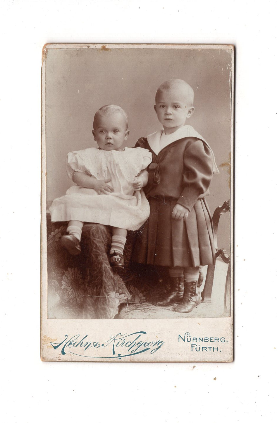 Fotografie Niedliche kleine Kinder / benannt - Nürnberg / Fürth um 1900