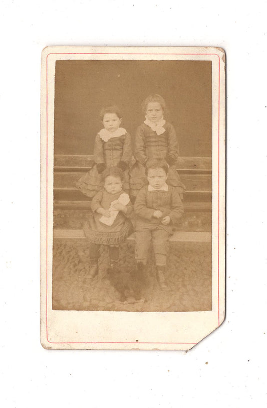 Fotografie Niedliche kleine Kinder mit Puppe - unbekannter Ort 1870er
