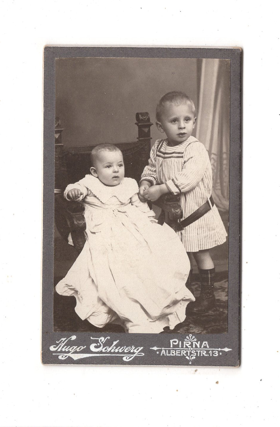 Fotografie Niedlicher kleiner Junge mit Baby - Pirna 1900er