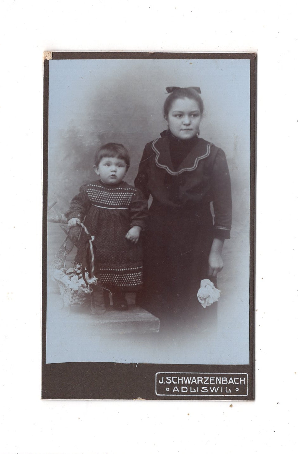Fotografie Feines Mädchen mit kleinem Kind - Adliswil 1900er
