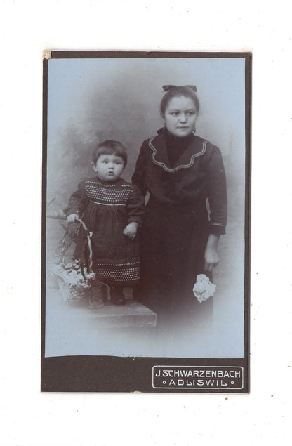 Fotografie Feines Mädchen mit kleinem Kind - Adliswil 1900er