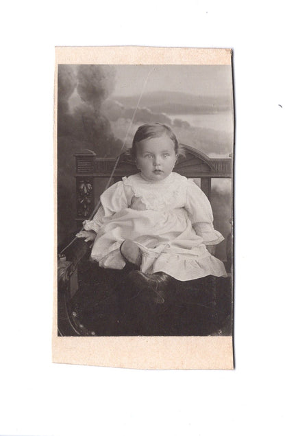 Fotografie Niedliches kleines Kind - unbekannter Ort 1900er