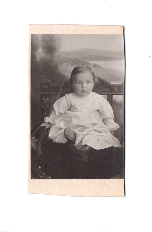 Fotografie Niedliches kleines Kind - unbekannter Ort 1900er