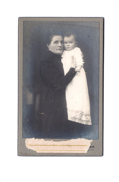 Fotografie Feine Dame mit Baby - unbekannter Ort 1910er