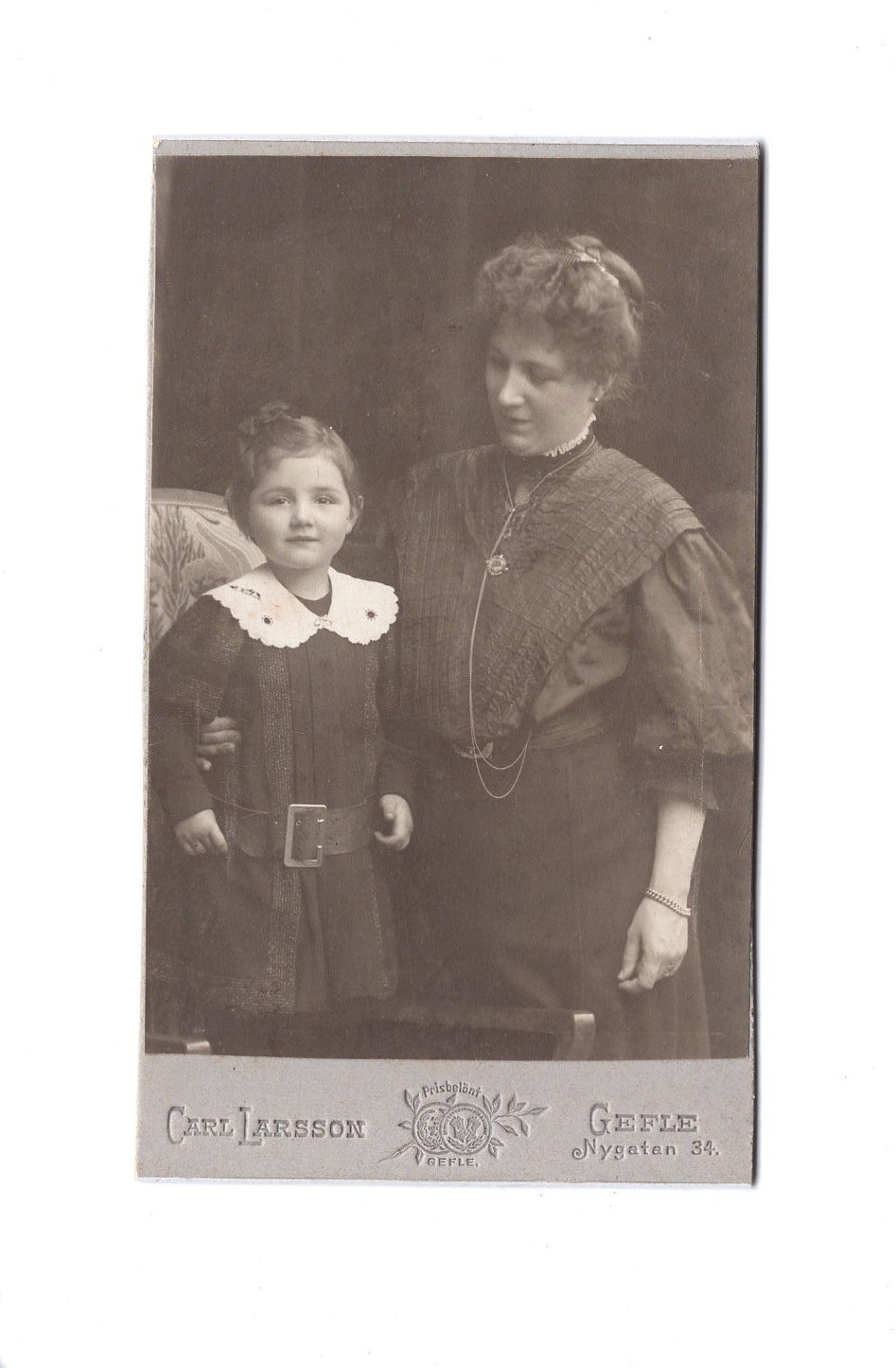 Fotografie Feine Dame mit kleinem Mädchen - Gefle 1900er