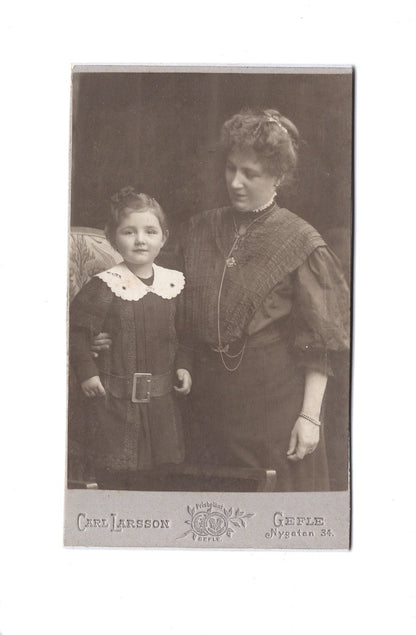 Fotografie Feine Dame mit kleinem Mädchen - Gefle 1900er