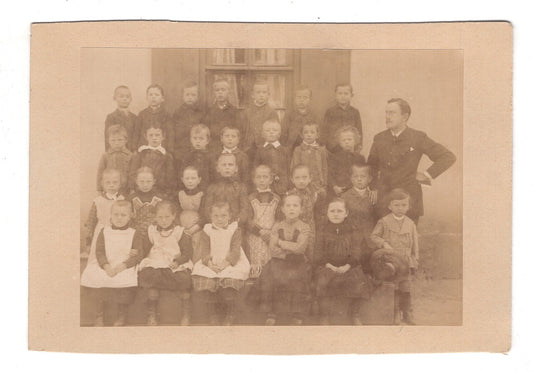 Fotografie Schönes Klassenfoto / Mädchen & Jungen - unbekannter Ort um 1880 / CAB U-33