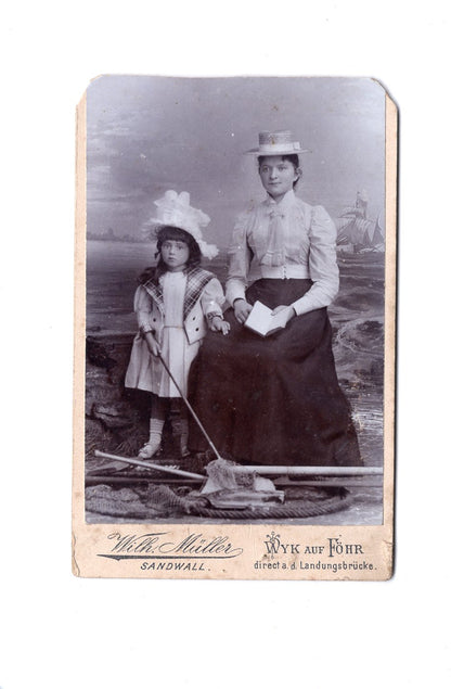 Fotografie Feine Dame mit kleinem Mädchen - Wyk auf Föhr 1890er