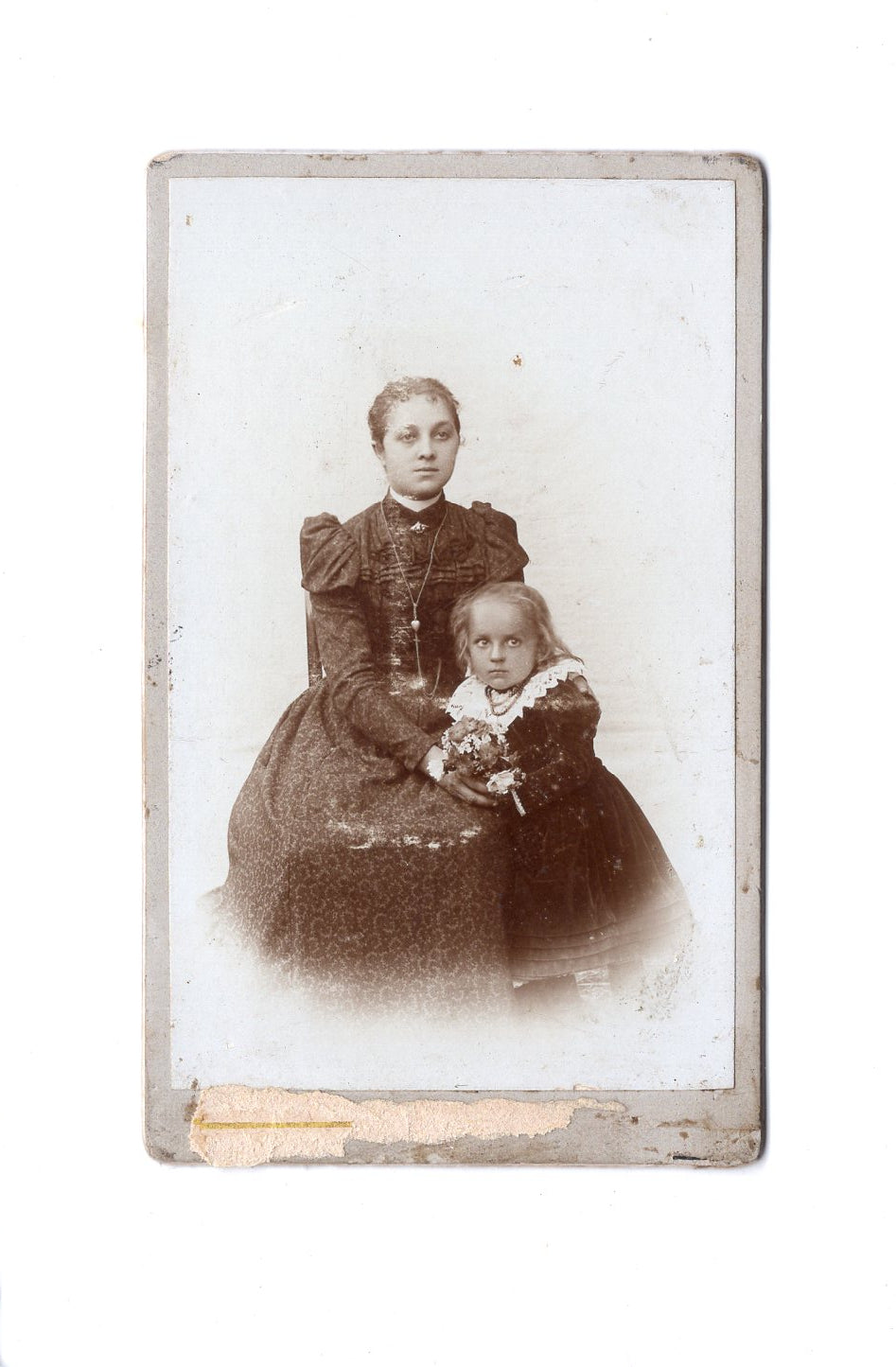 Fotografie Feine Dame mit kleinem Mädchen - unbekannter Ort um 1900